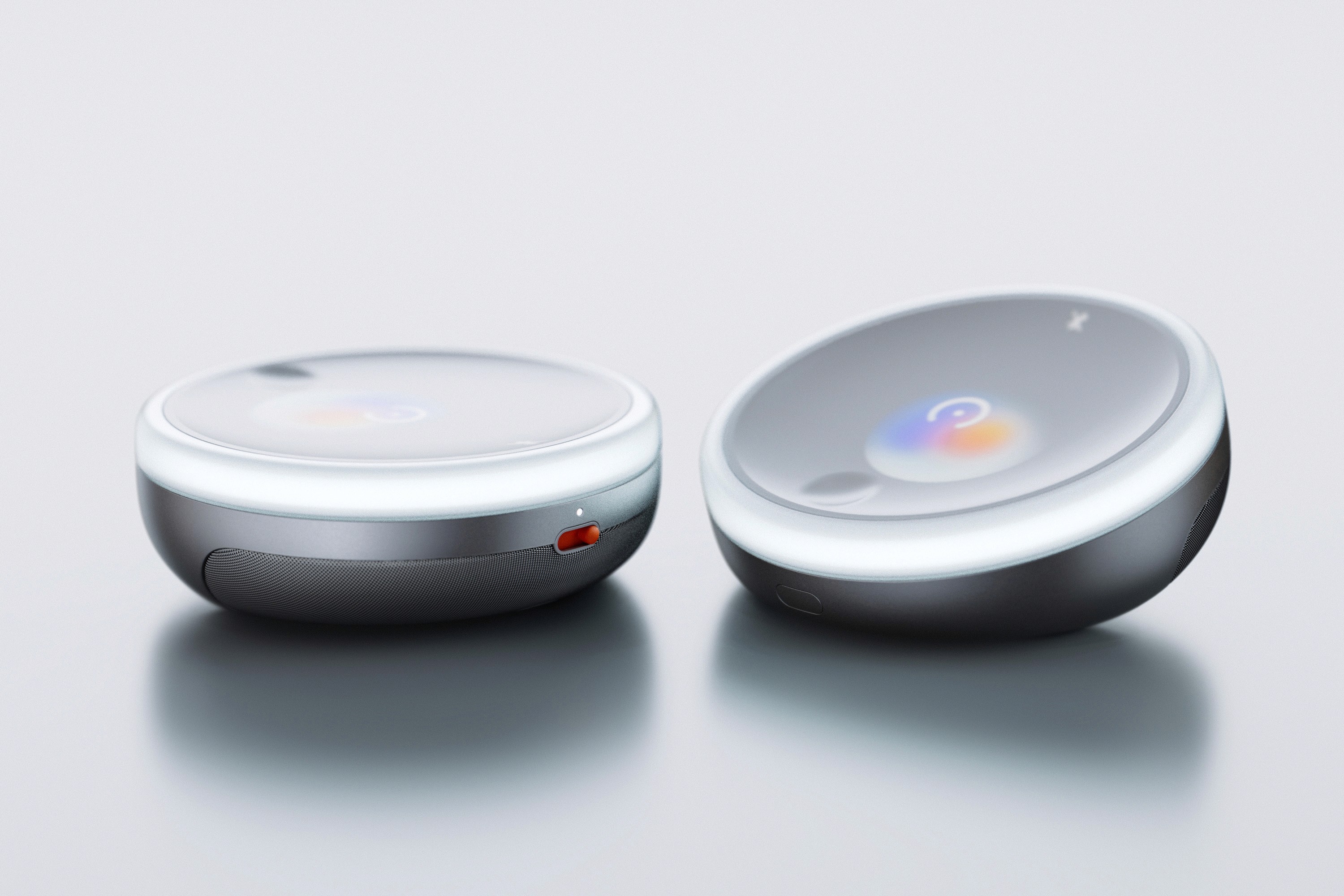 Two views of SOUNE showing the tilt gesture to activate focus mode